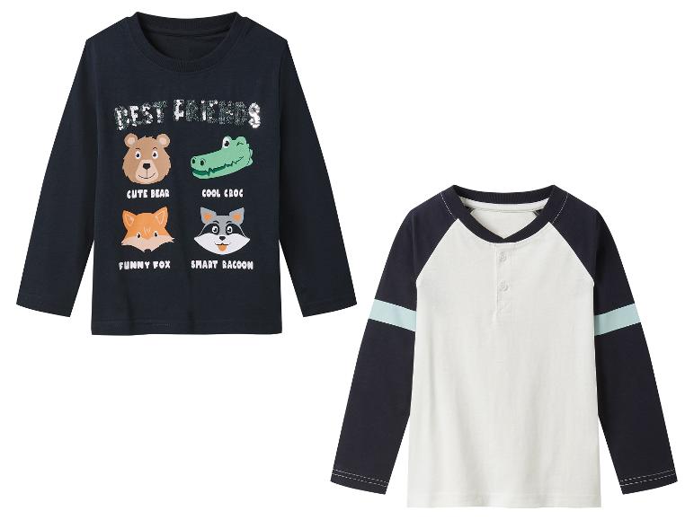 Twee kindert-shirts: één met dierenprint, de ander tweekleurig.