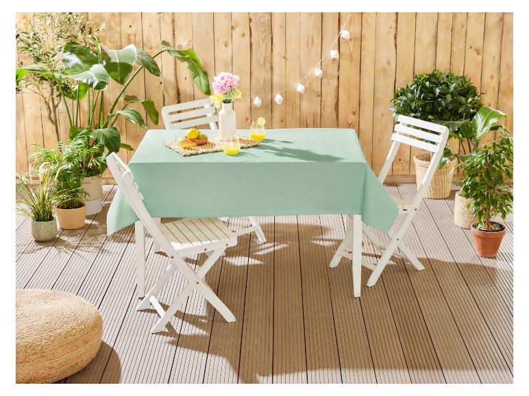 Witte opklapbare tafel en stoelen, lichtgroen tafelkleed, buiten setting.