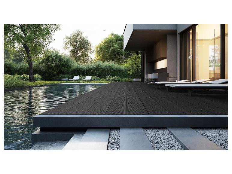 Moderne buitenruimte met donker terras, zwembad en ligstoelen.