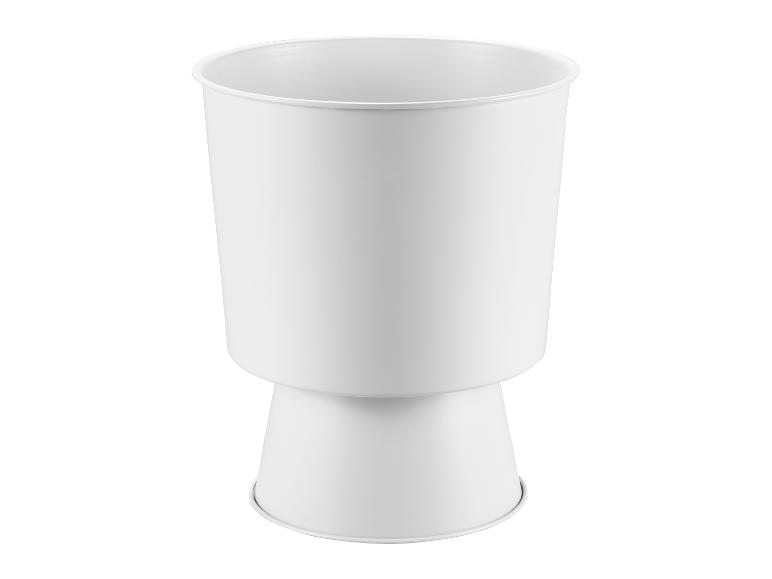 Witte metalen plantenpot met voetstuk