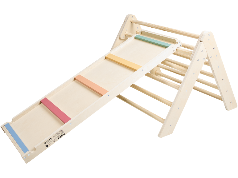 Houten klimrek met glijbaan en kleurrijke sporten voor kinderen.