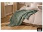 Groene LIVARNO® deken gedrapeerd over het bed in de slaapkamer. [AI-gegenereerde afbeelding]