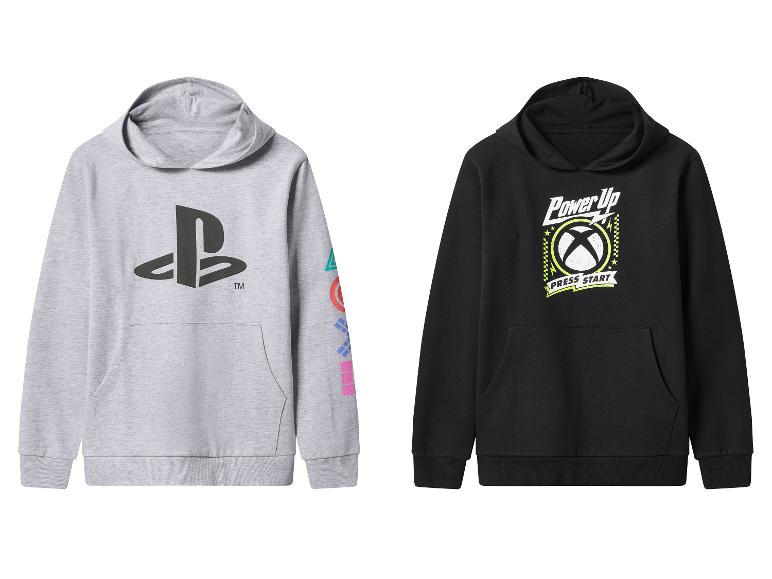 Twee gaming hoodies: een grijze PlayStation hoodie en een zwarte Xbox hoodie.