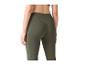 Vrouw in olijfgroene high-waist sportlegging met zakken.