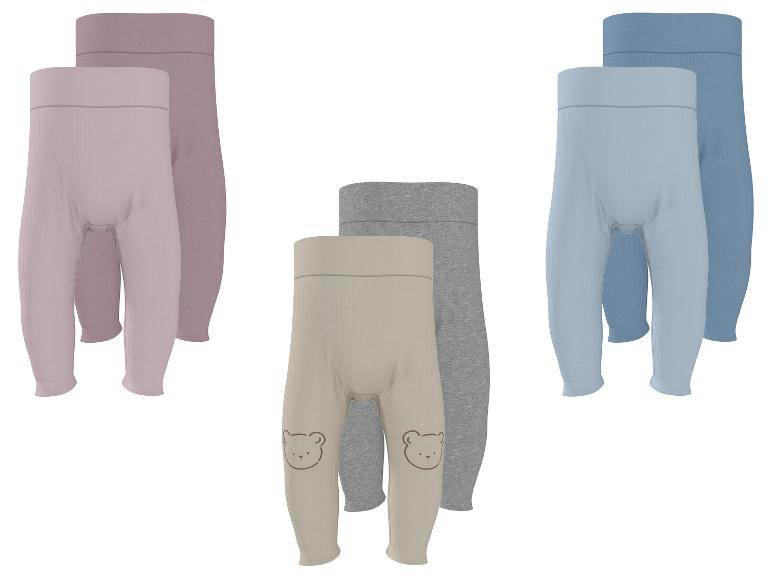 Drie sets baby leggings in roze, beige met beren en blauw, met elastische taillebanden.