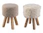 Twee ronde poefs met een zachte, pluche bekleding en houten poten.