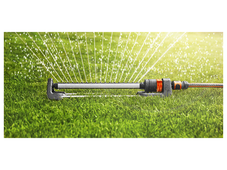 Tuinsproeier besproeit gazon.