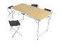 Opvouwbare bamboe campingtafel met vier opvouwbare krukjes.