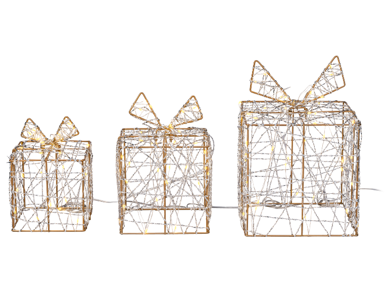Drie verlichte kerstcadeauboxen van verschillende groottes op een zwarte achtergrond.