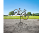 Mountainbike op reparatiestandaard, buiten.