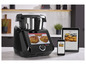 Een Monsieur Cuisine Connect smart food processor met een tablet en telefoon met recepten