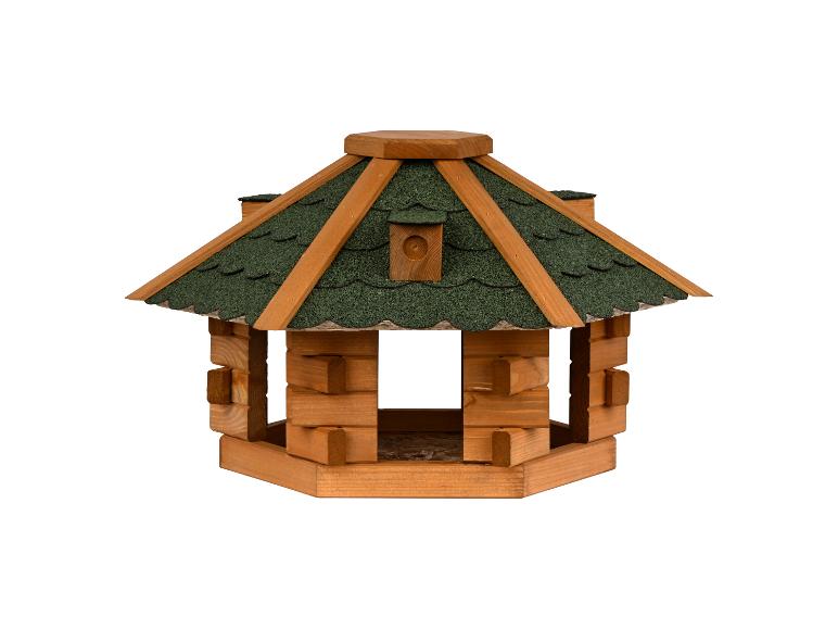 Houten vogelvoederhuisje met groen dak, geïsoleerd op een witte achtergrond.