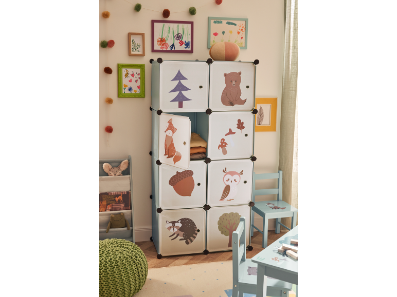 Kinderkamer met een opbergkast met bosthema en meubels.