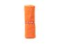 Opgerolde oranje sporthanddoek met elastische band.