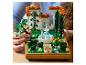 Een persoon assembleert een Lego mediterrane tuinset, inclusief een fontein en planten.