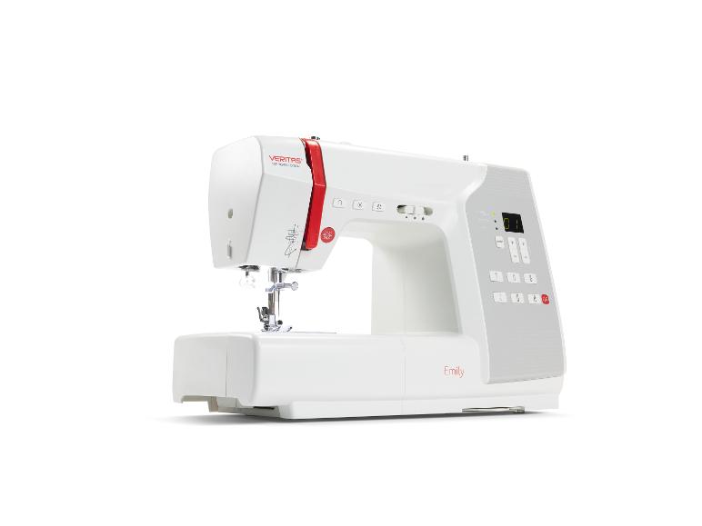 Witte elektronische naaimachine met rode details en een digitaal display.