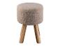Een beige pluche poef met houten poten.