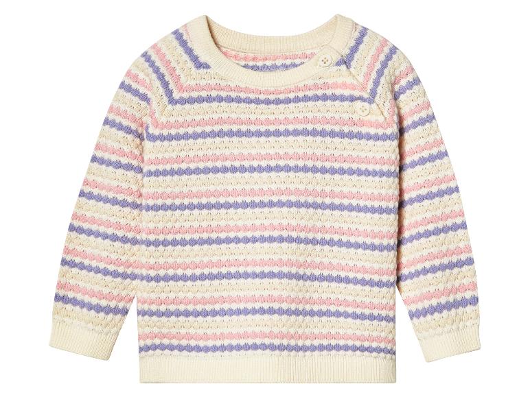 Gestroomde babytrui met knopen.