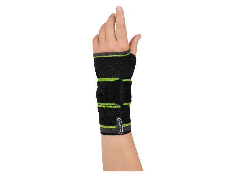 Sensiplast polsbandage op een vrouwenhand.