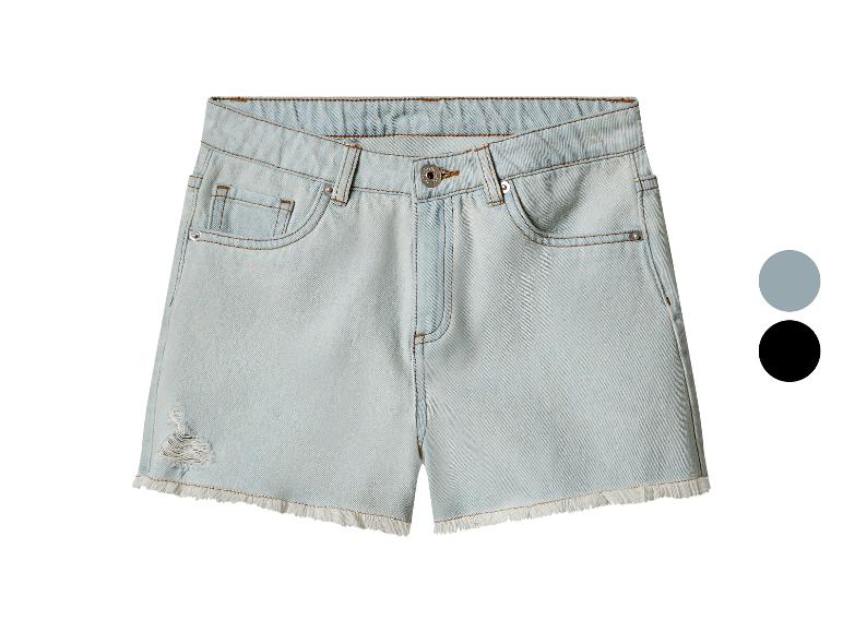 Lichtblauwe denim shorts met gerafelde randen en knopen