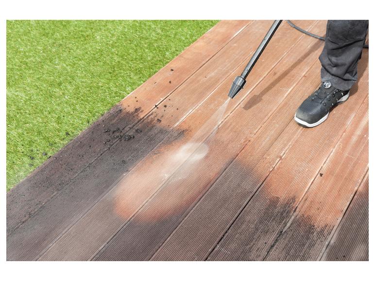 Houten terras reinigen met hogedrukreiniger, vuil en mos verwijderen