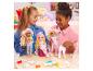 Twee meisjes spelen met Rainbow High poppen en accessoires.