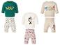 Drie sets kinderhoodies en leggings met cartoonfiguren.