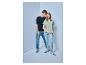 Jonge man in zwart T-shirt en jeans, jonge vrouw in lichtgroen T-shirt en jeans.