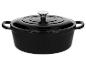 Zwarte gietijzeren pan met handvatten en deksel met zilveren knop.