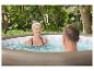 Een stel geniet van een buitenjacuzzi.