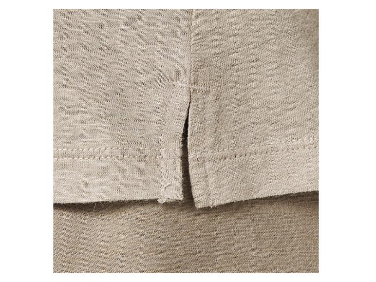 Detail van beige t-shirt en kleding van linnen stof.