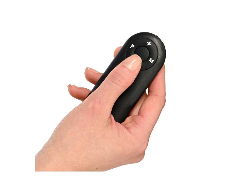 Een hand houdt een zwarte afstandsbediening vast met P, +, M knoppen.