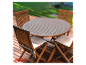 Teakhouten tuinmeubilair: tafel en stoelen.