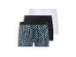 Drie boxershorts: één met geometrisch patroon, één zwarte en één witte.