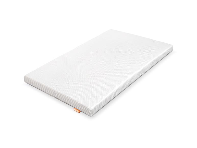 Wit matras met een gestructureerd oppervlak en een oranje label aan de zijkant.