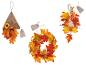 Herfstdecoraties met esdoornbladeren, zonnebloem en bessen, inclusief een krans en hangende ornamenten.