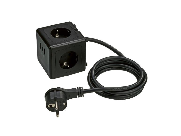 Zwart stekkerblok met drie stopcontacten en een opgerolde kabel met stekker.