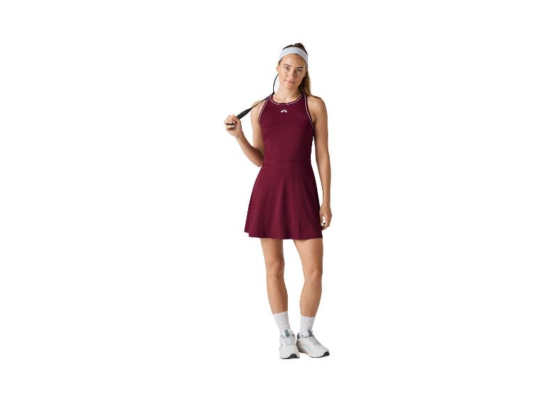 Vrouw in bordeauxrode sportjurk met badmintonracket.