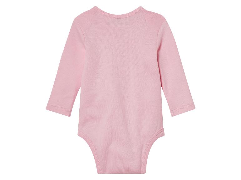 Een roze babypakje met lange mouwen.