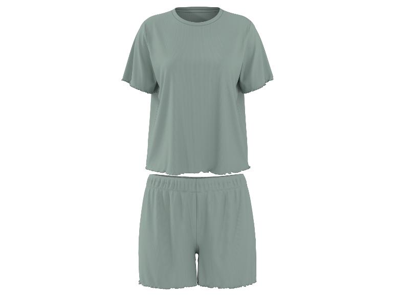 Groene dames pyjamaset met T-shirt en korte broek.