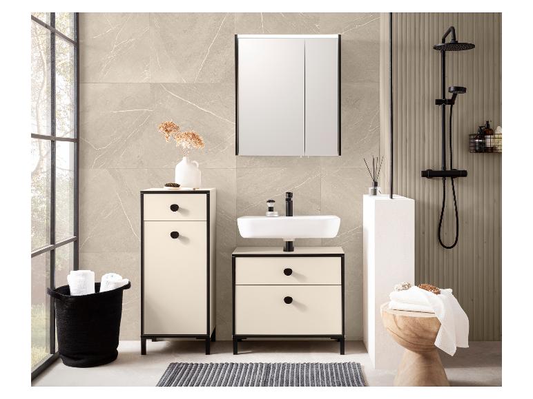 Badkamer met beige marmeren muren, zwarte en crèmekleurige kasten, witte wastafel en zwarte douche.