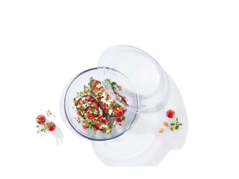 Gevulde aubergines in een glazen ovenschaal met deksel.