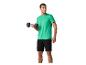 Man met dumbbells aan het trainen, draagt een sport shirt en short.