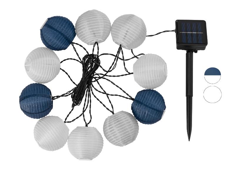 Slinger met blauwe en witte lampionnen op zonne-energie.