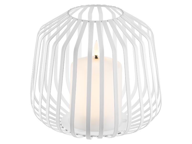 Witte metalen lantaarn met een LED-kaars.