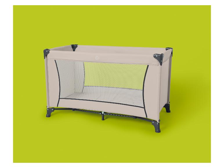 Opvouwbaar beige reisbedje met gaaszijden op een limoengroene achtergrond.