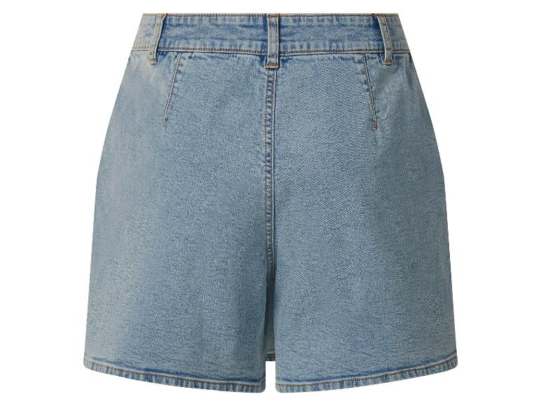 Lichtblauwe high-waist denim shorts, achteraanzicht.
