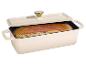 Witte gietijzeren broodvorm met gouden knop, met een gebakken brood
