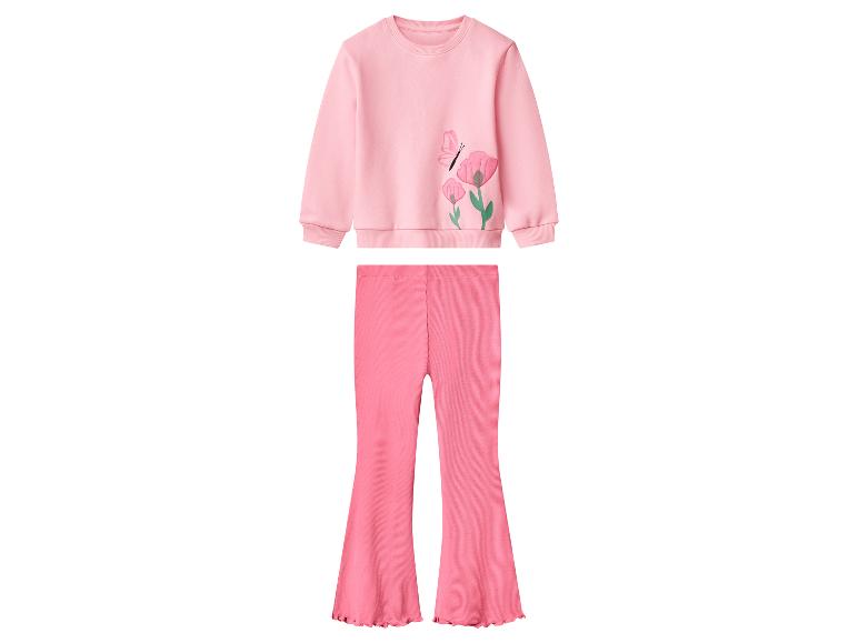 Roze sweatshirt met vlinder- en bloemenprint, en bijpassende geribbelde flared broek.