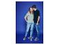 Jong stel in jeans en T-shirts tegen een blauwe achtergrond.